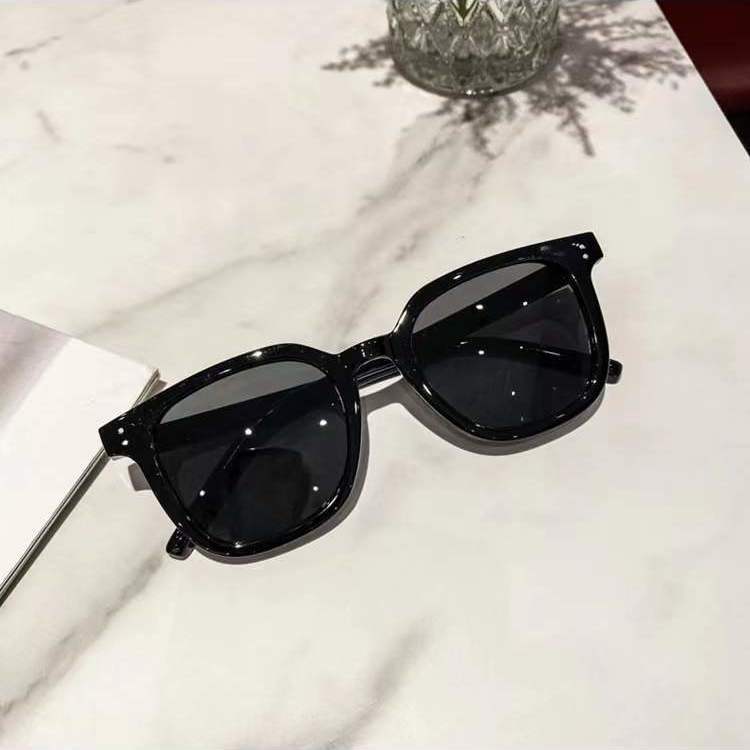 2023 New Korean Style Black Frame Brown Sunglasses Hot Girl European and American Style Uv-Proof Face-Showing Small Net Red Sunglasses