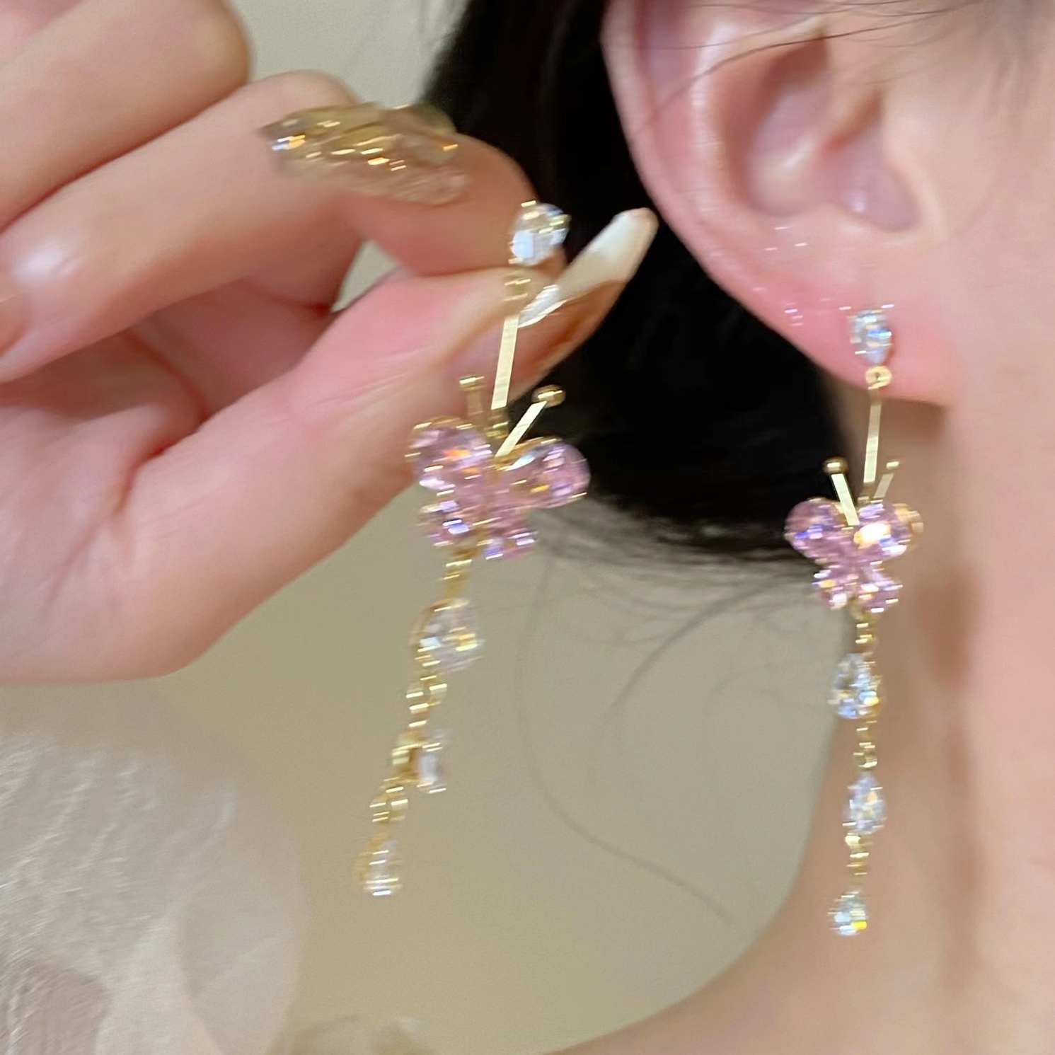 "Butterfly around Flowers" and Then We Danced Refined Zircon Diamond-Embedded Butterfly Tassel Romantic Earring Ear Clip 【