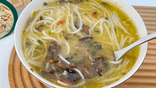 云南松茸鸡汤米线：16.5元吃出云南山野的鲜香，暖胃更暖心