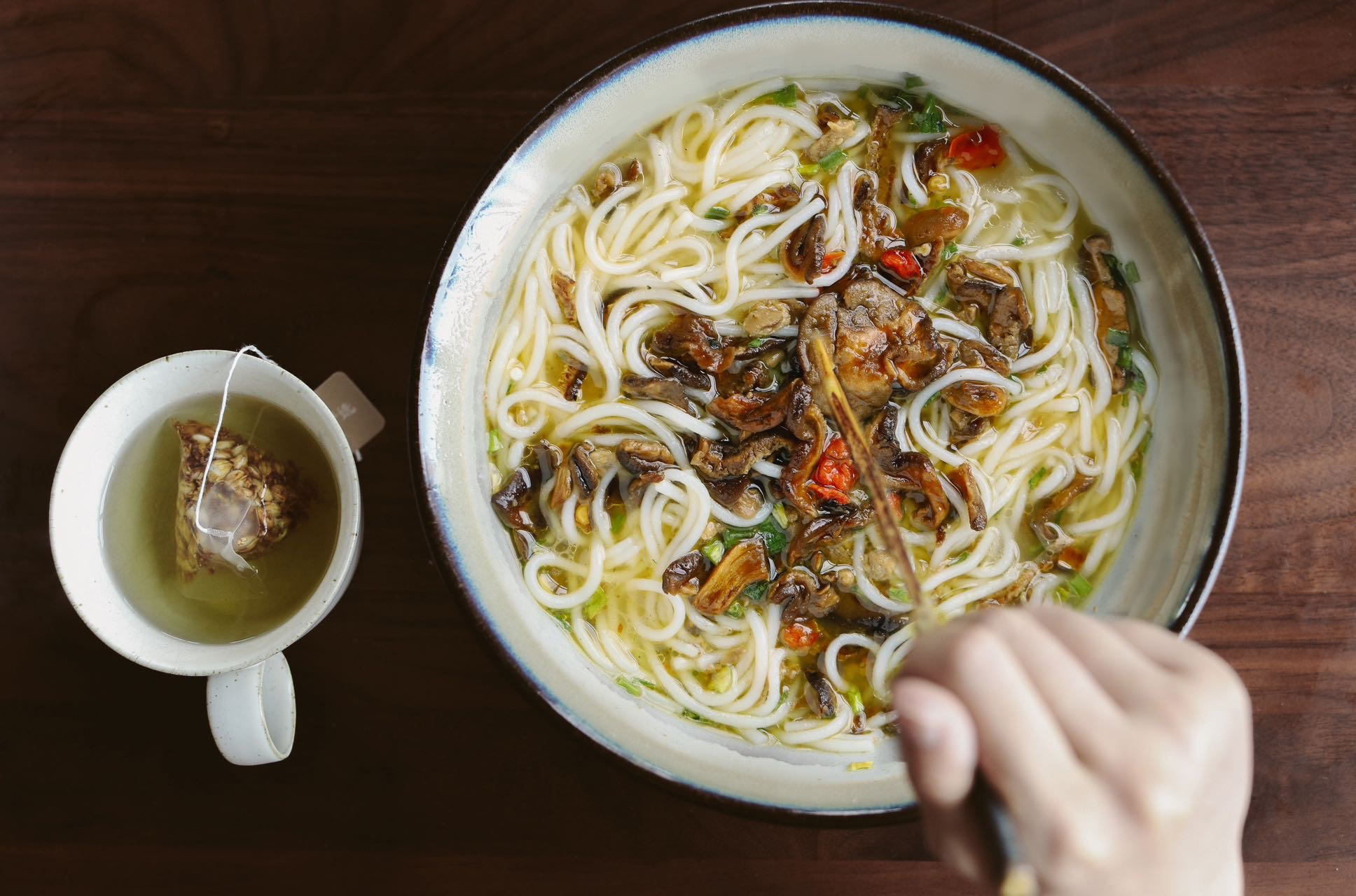 真正的云南味，轻松一碗：云南松茸鸡汤米线