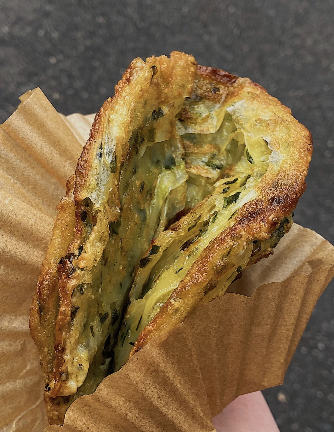 金黄酥脆，爆葱葱油饼，味蕾上的台湾记忆