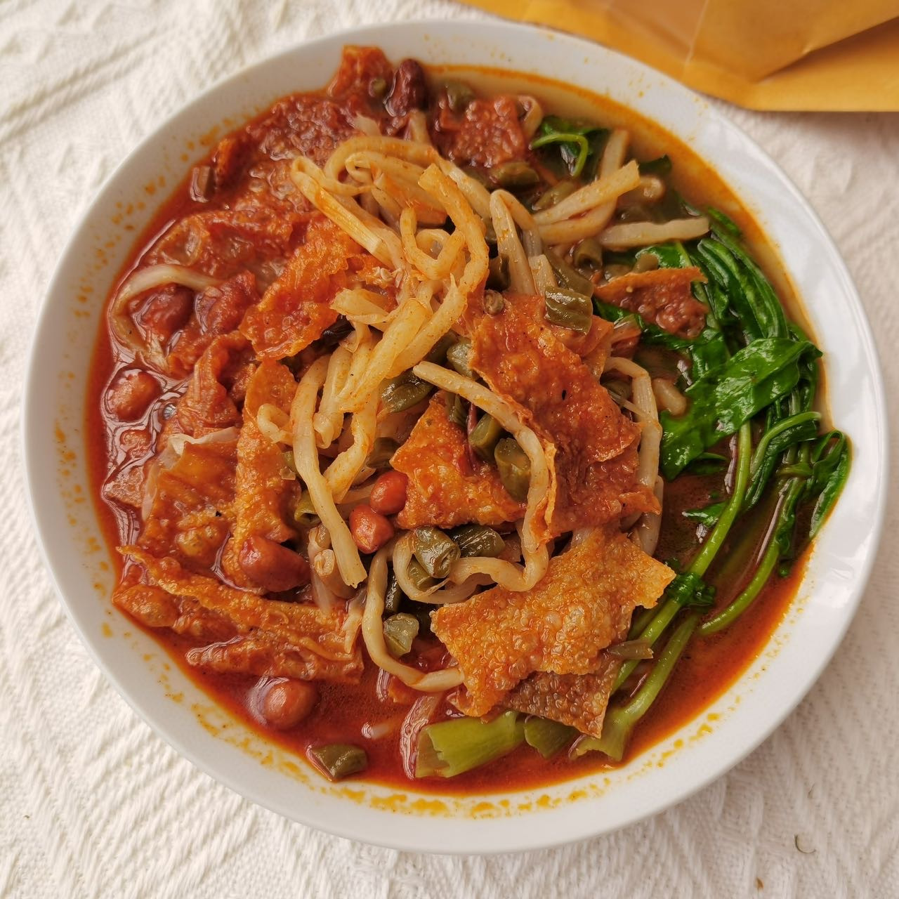 一碗能喝汤的螺蛳粉：当鲜辣遇上文火慢炖的人间烟火