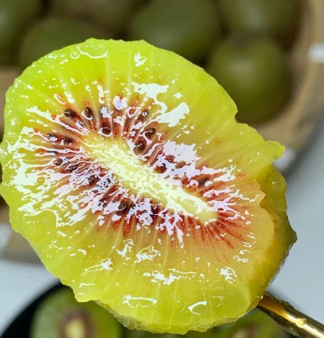 一口甜上心头！乐山沐川红心猕猴桃新鲜上市