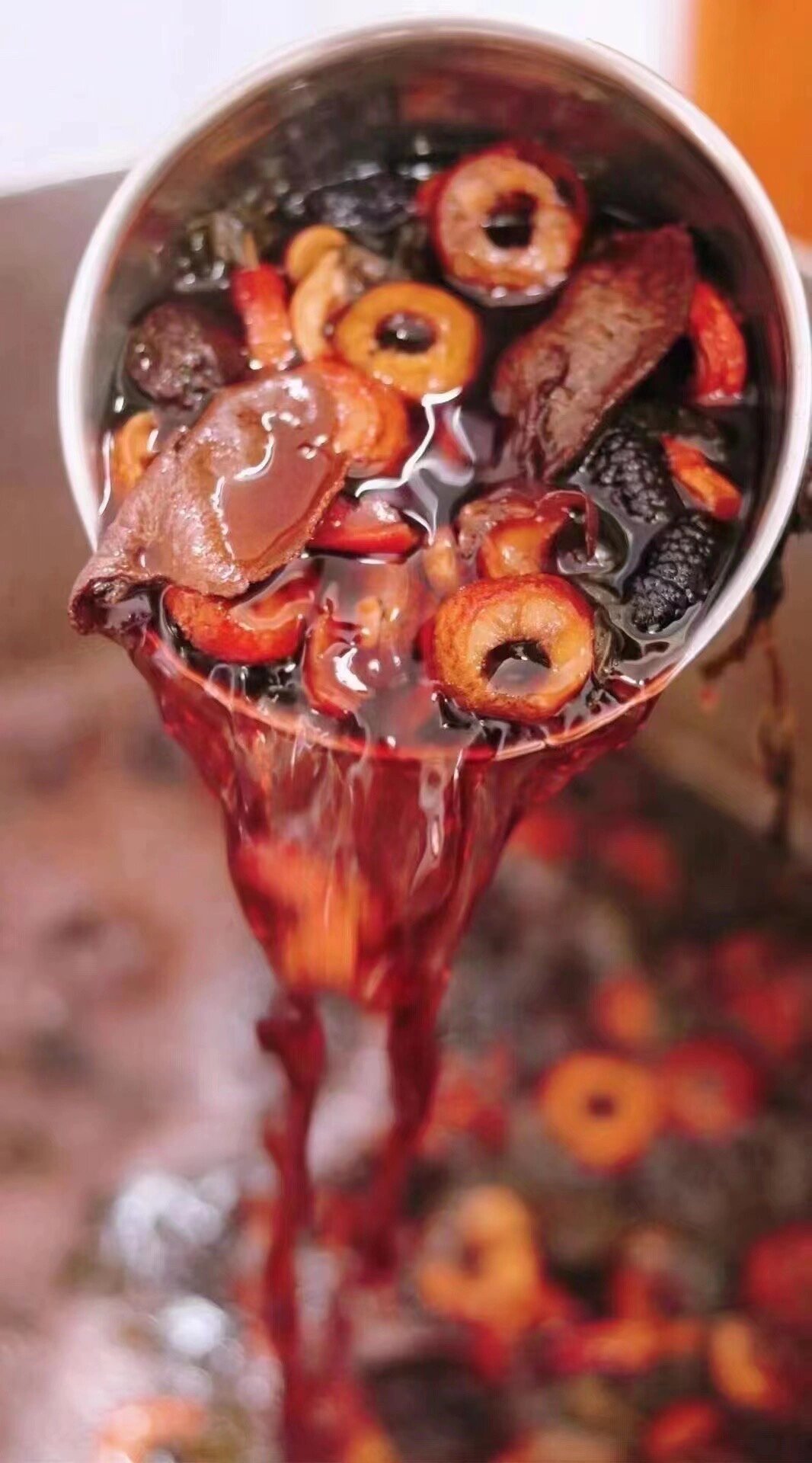 “慢沏酸梅汤”：一勺古法清凉，半盏人间烟火