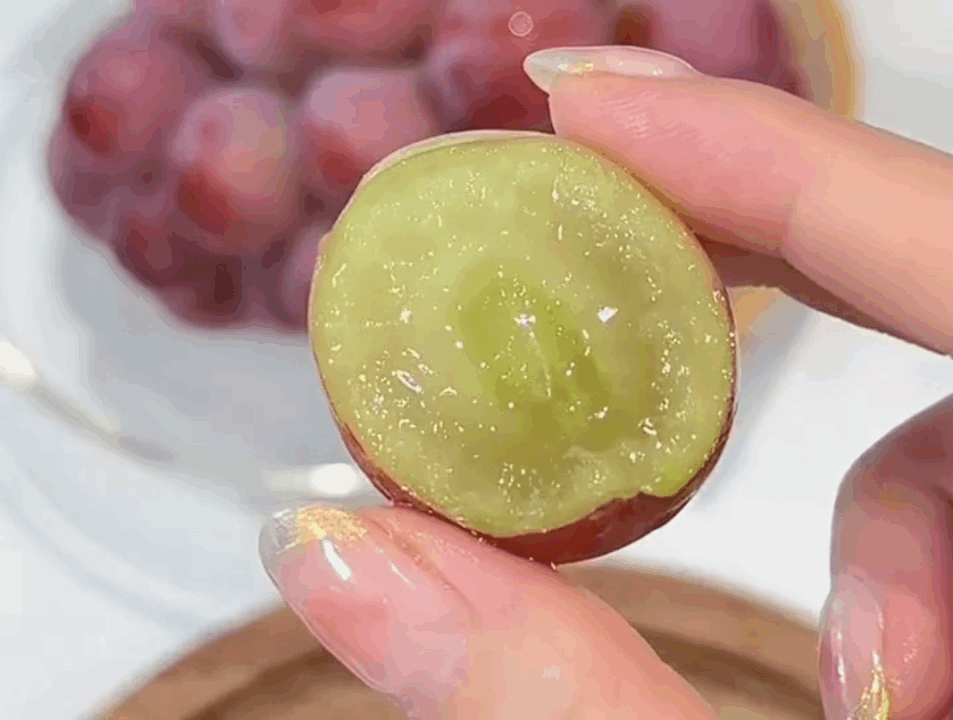 咬一口妮娜皇后，咬碎了一整个夏夜的星光