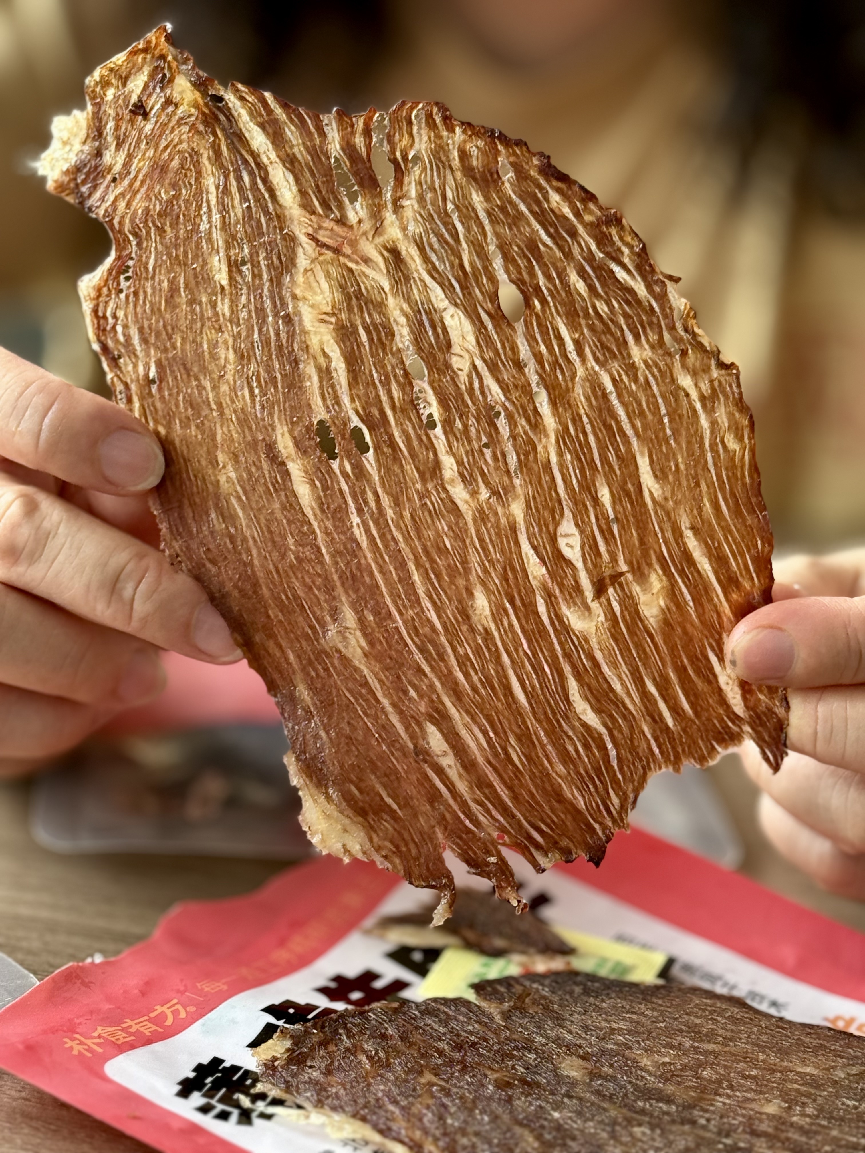 嚼一片北纬47°的月光：朴食有方薄脆牛肉干的诗意慰藉